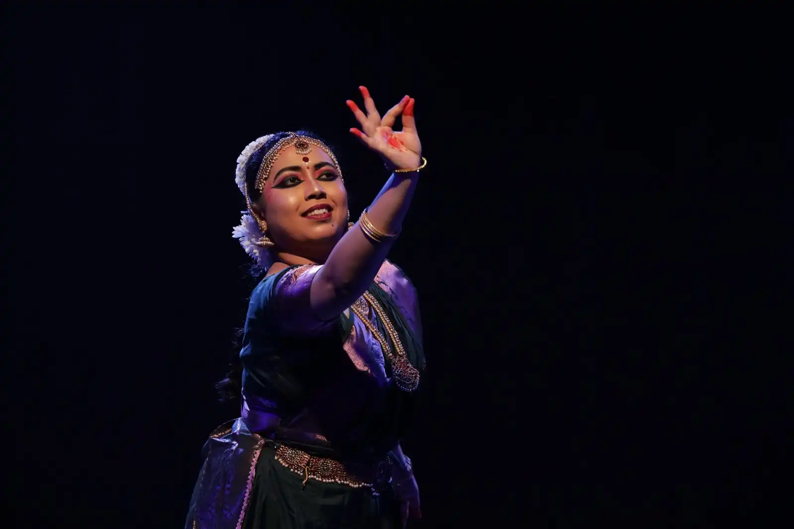 Sumithra Sudhakar — Karunai Kadale Kaamakshi, solo on dark stage