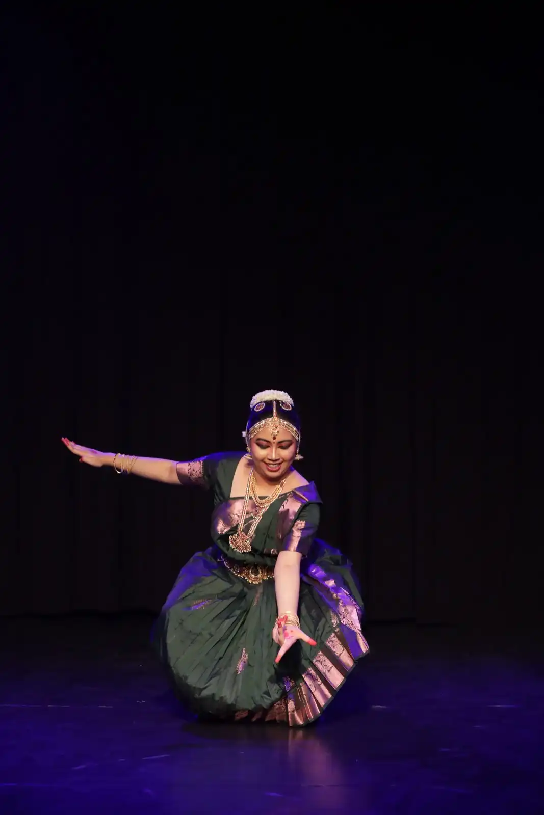 Sumithra Sudhakar in dramatic pose — Karunai Kadale Kaamakshi